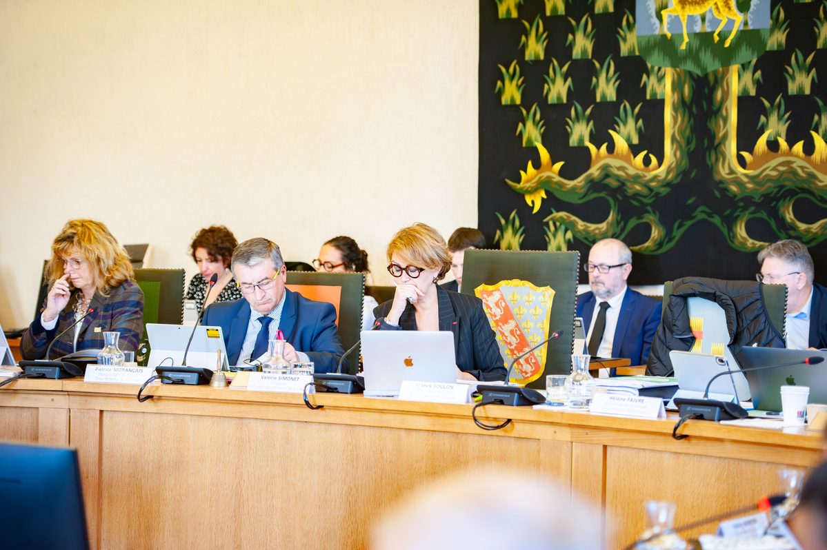 La Présidente et les vice-présidents